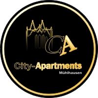 Schwarzes Logo mit goldener Schrift: "City-Apartments Mühlhausen" und stilisiertem Gebäude.