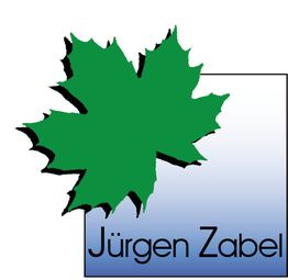 Grünes Ahornblatt auf blauem Hintergrund, darunter der Name "Jürgen Zabel" in schwarzer Schrift.