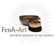 Zwei Klangschalen mit Logo "FeoA-Art" und Text "Die erste Reaktion ist ein Lächeln".