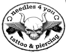 Totenkopf mit Flügeln, Hörnern und Tätowiernadeln, Text: "needles 4 you, tattoo & piercing".