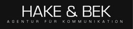 Schwarzes Logo mit weißem Text: "HAKE & BEK, AGENTUR FÜR KOMMUNIKATION".