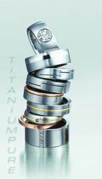 Ein Stapel von zehn modernen, glänzenden Ringen aus Titan mit verschiedenen Designs und Farben.