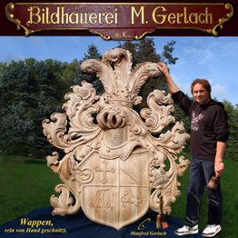 Holzgeschnitztes Wappen im Freien, Mann posiert daneben.