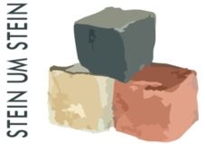 Drei bunte Steine übereinander gestapelt, mit Text "STEIN UM STEIN" links daneben.