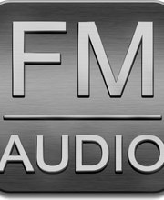 FM AUDIO-Logo auf gebürstetem Metallhintergrund.