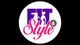 Logo met "Fit & Style" in paars en roze, met een silhouet van een vrouw met gewichten.