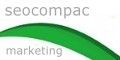 Grauer Text "seocompac marketing" auf weißem Hintergrund mit grünem Bogen.