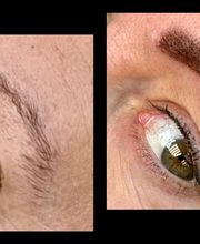 Voordat en na microblading van wenkbrauwen, met verbeterde vorm en dikte, close-up weergave.