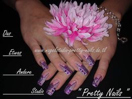 Hände mit lila Glitternägeln halten eine rosa Blume, Text "Pretty Nails" und Studio-Website.