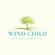 Logo von Wind Child Publishing mit grünem Baum und blauem Text auf hellem Hintergrund.