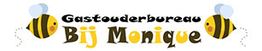 Twee bijen omringen de tekst 'Gastouderbureau Bij Monique' in kleurrijke letters.