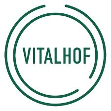 Grünes Logo mit dem Schriftzug "VITALHOF" in der Mitte von zwei Kreisen.