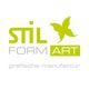 Stil Form Art Logo mit Schmetterling und Text "grafische manufaktur" in Grün und Grau.