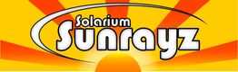 Logo mit den Worten "Solarium Sunrayz" vor einem gelben Sonnenaufgang mit roten Strahlen.