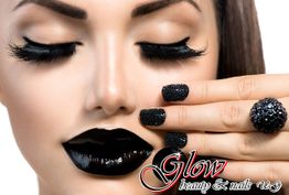 Schwarz geschminkte Lippen, Nägel und Ring in Nahaufnahme. Text: "Glow beauty & nails W-G".