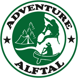 Abzeichen mit Kletterer, Zelt, Kanufahrer und Bäumen, umgeben von "Adventure Alftal".
