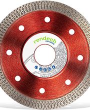 Rote Diamanttrennscheibe mit rundem Lochmuster und Firmenlogo in der Mitte auf weißem Hintergrund.