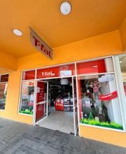 Tienda T-fal con fachada naranja y puerta abierta, mostrando artículos de cocina en el interior.