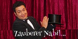 Mann mit Zylinder vor rotem Vorhang, Text: "Zauberer Nabil".