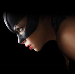 Mujer con antifaz de gato y labios rojos, perfil sobre fondo negro.