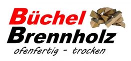 Büchel Brennholz-Logo, Schrift in Rot und Schwarz, daneben gestapeltes Brennholz, "ofenfertig - trocken".