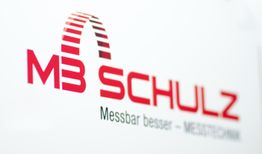 Logo von MB Schulz mit dem Slogan "Messbar besser – Messtechnik" in rot und grau.