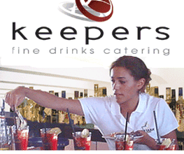 Barkeeperin bereitet Cocktails zu. Text oben: "keepers", unten: "Cocktails Espresso Fingerfood".