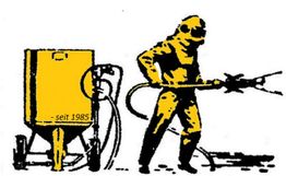 Person im Schutzanzug bei Sandstrahlarbeit, Maschine daneben, Text "seit 1985".