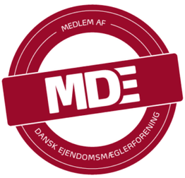 Rødt MDE-logo for "Medlem af Dansk Ejendomsmæglerforening".