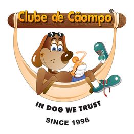 Cachorro relaxa em rede com bebida. Texto: "Clube de Cãompo - In Dog We Trust - Since 1996".
