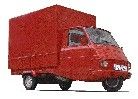 Rotes, dreirädriges Lieferfahrzeug mit geschlossener Ladefläche.