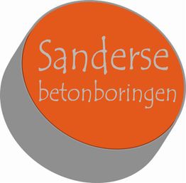 Oranje cirkel met tekst "Sanderse betonboringen" in grijs en wit, op een grijze achtergrond.