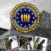 Emblem mit Personen und Sterne auf Gebäudehintergrund, vier Bilder von Menschen in Aktion darunter.