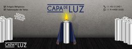 Imagem de velas brancas acesas com a marca "Capa de Luz" e contatos de telefone.