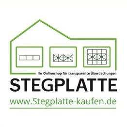 Logo von Stegplatte-kaufen.de mit Hausumriss und transparenten Dächern.