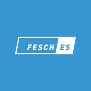 Blauer Hintergrund mit weißem Text "FESCHES" in einem abgeschnittenen Rechteck.
