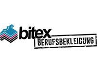 Logo von "bitex BERUFSBEKLEIDUNG" mit einem gefalteten, bunten Hemd-Symbol.