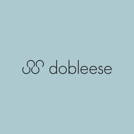 Logotipo de "dobleese" en fondo azul claro con diseño de figura geométrica en negro.