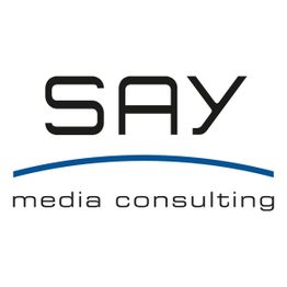 Logo mit der Aufschrift "SAY media consulting" und einem blauen Bogen darunter.
