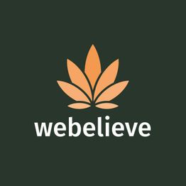 Logo mit orangefarbenem Blattdesign über dem Schriftzug "webelieve" auf dunklem Hintergrund.