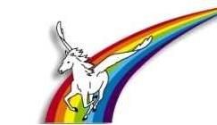 Ein weißer Pegasus fliegt über einen Regenbogenhintergrund.