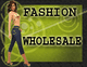 Frau in Modepose mit grünem Hintergrund und Text: "Fashion Wholesale".