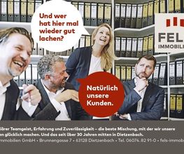 Vier lachende Büromitarbeiter mit Akten im Hintergrund und Textblasen über Kundenzufriedenheit.