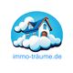 Illustration eines blauen Hauses auf Wolken, mit dem Text "immo-träume.de".