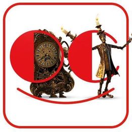 Reloj y candelabro antropomórficos con un diseño de sonriente rojo en el fondo.