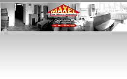 S/W-Foto eines Wohnzimmers mit Möbeln, darüber Logo "Maxel" mit Kontaktdaten.