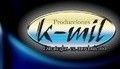 Logo de Producciones K-Mil con fondo azul y negro.