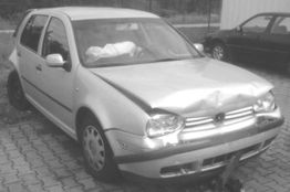 Silberner PKW mit beschädigter Front steht auf einem Parkplatz.
