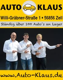 Drei Männer in weißen Hemden posieren vor einem Autohaus-Schild mit der Aufschrift "Auto Klaus".