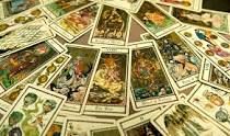 Cartas de tarô coloridas espalhadas em uma mesa.